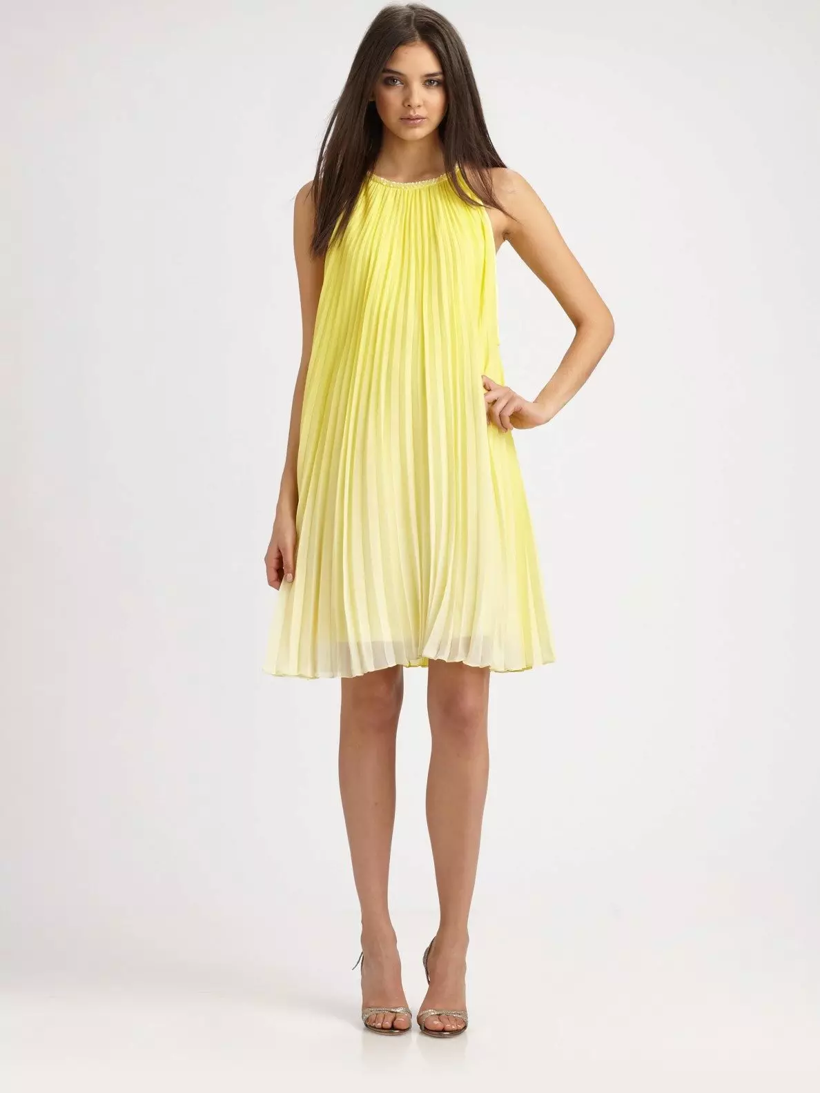 Žluté šaty trapézu
