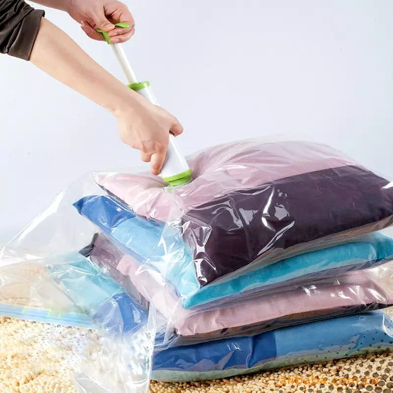 Pakej penyimpanan vakum: pembungkusan saiz besar dan kecil untuk pakaian. Bagaimana menggunakan pakej untuk pembungkus? Ulasan 21510_11