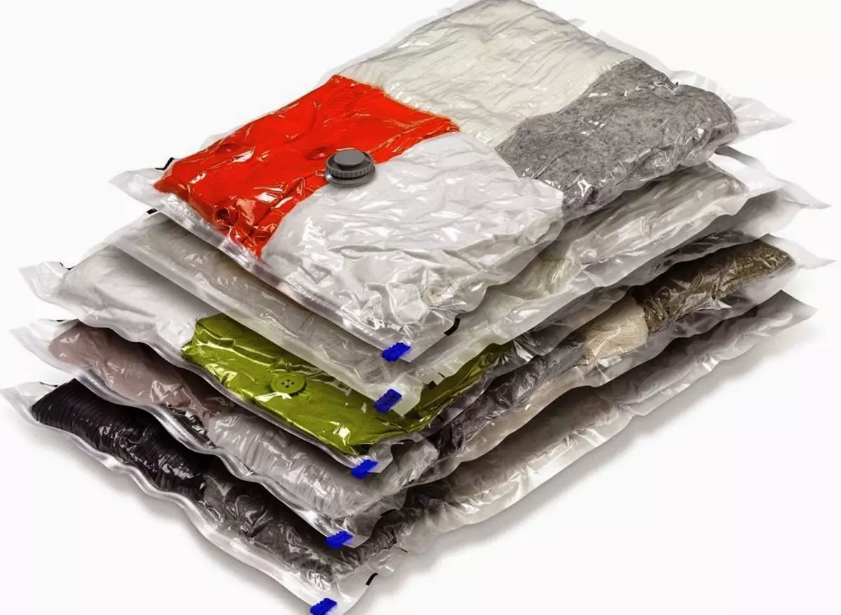 Pakej penyimpanan vakum: pembungkusan saiz besar dan kecil untuk pakaian. Bagaimana menggunakan pakej untuk pembungkus? Ulasan 21510_14
