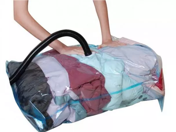 Vakuuma uzglabāšanas paketes: lielas un maza izmēra iepakojums apģērbam. Kā izmantot iepakojumus iepakotājam? Atsauksmes 21510_26