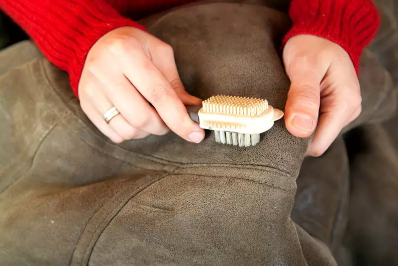 Stomerij met uw eigen handen: matrassen en kleding, gestoffeerde meubels en tapijten thuis, spuitmond voor stomerij. Hoe doe je? 21513_12