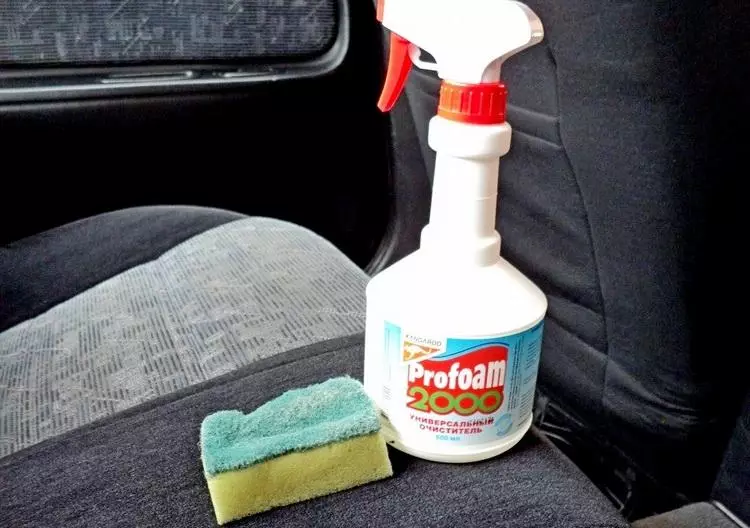 Araç iç kısmının kuru temizliği için araçlar: Otomobil bayiliği için en iyi profesyonel kimya. Koltuklar ve tavan için ne kullanmalı? 21516_37