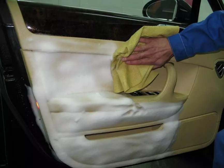 การซักแห้งของห้องโดยสารของรถด้วยมือของคุณเอง: วิธีการทำที่นั่งซักแห้งในรถอย่างอิสระ? วิธีการทำความสะอาดเพดานแห้ง? การเลือกเครื่องกำเนิดไอน้ำ 21522_16