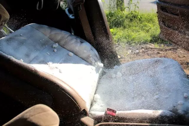 آپ کے اپنے ہاتھوں سے کار کی کیبن کی خشک صفائی: گاڑی میں آزادانہ طور پر خشک صفائی کی نشستیں کیسے بنائے؟ خشک صفائی کی چھت کیسے کریں؟ بھاپ جنریٹر کا انتخاب 21522_22