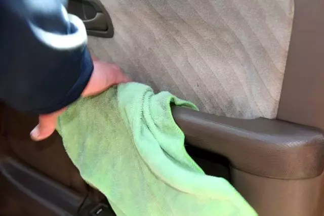 آپ کے اپنے ہاتھوں سے کار کی کیبن کی خشک صفائی: گاڑی میں آزادانہ طور پر خشک صفائی کی نشستیں کیسے بنائے؟ خشک صفائی کی چھت کیسے کریں؟ بھاپ جنریٹر کا انتخاب 21522_28