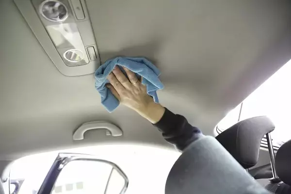 Nettoyage à sec sec de l'intérieur de la voiture: quels moyens sont nécessaires pour la voiture? Nous faisons un nettoyage à plafond sec avec vos propres mains, nettoyage à sec du sol, des sièges et des portes 21525_15