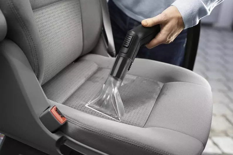 Nettoyage à sec sec de l'intérieur de la voiture: quels moyens sont nécessaires pour la voiture? Nous faisons un nettoyage à plafond sec avec vos propres mains, nettoyage à sec du sol, des sièges et des portes 21525_17