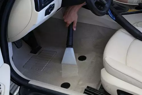 Torrt kemtvätt av bilens interiör: Vilka medel behövs för bilen? Vi gör ett torrt takrengöring med egna händer, kemtvätt av golvet, sittplatser och dörrar 21525_18