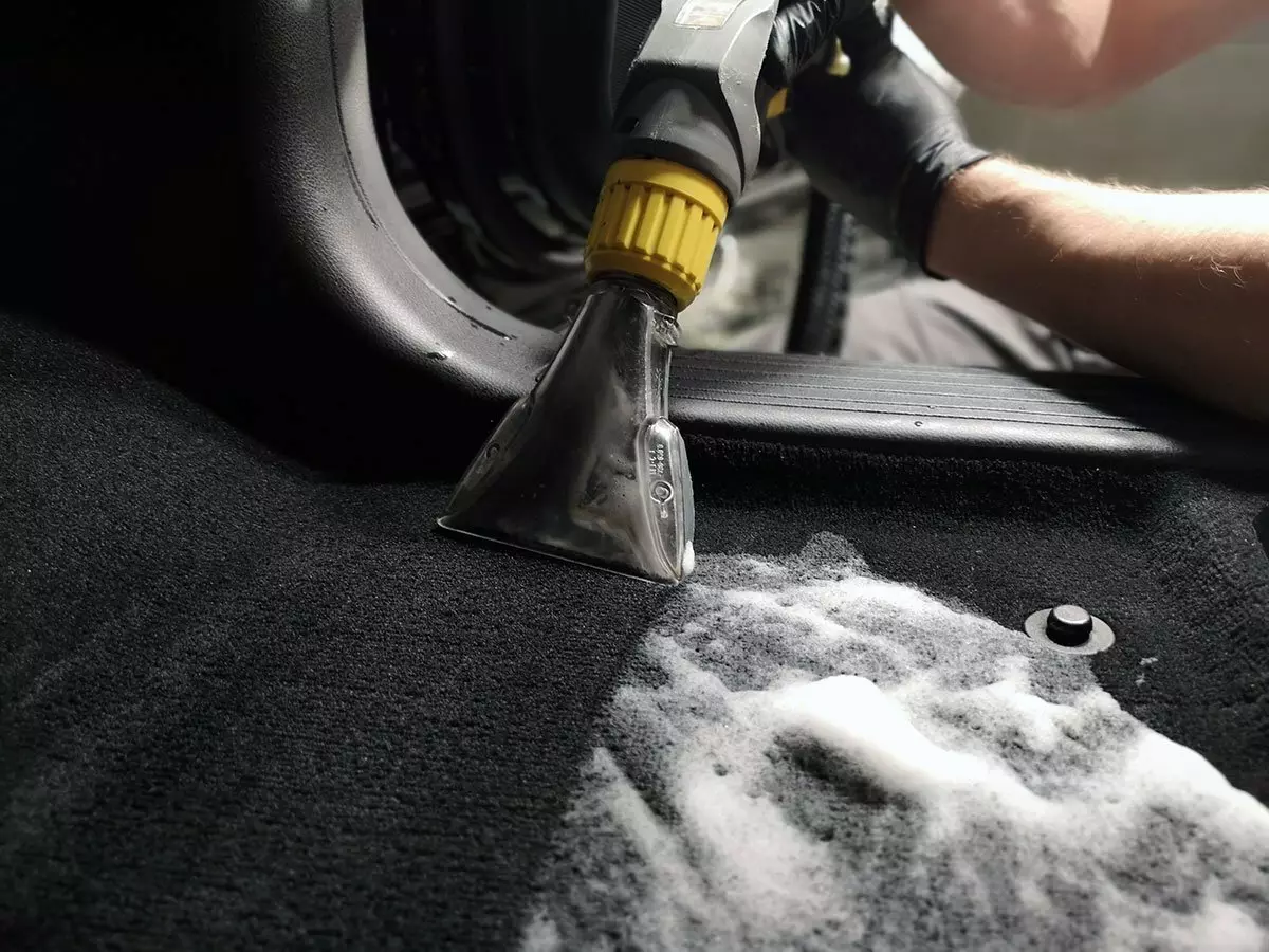 Ξηρός στεγνός καθαρισμός του εσωτερικού αυτοκινήτου: Τι σημαίνει για το αυτοκίνητο; Κάνουμε ένα καθαρισμό στεγνού οροφής με τα χέρια σας, στεγνό καθάρισμα του δαπέδου, καθίσματα και πόρτες 21525_6