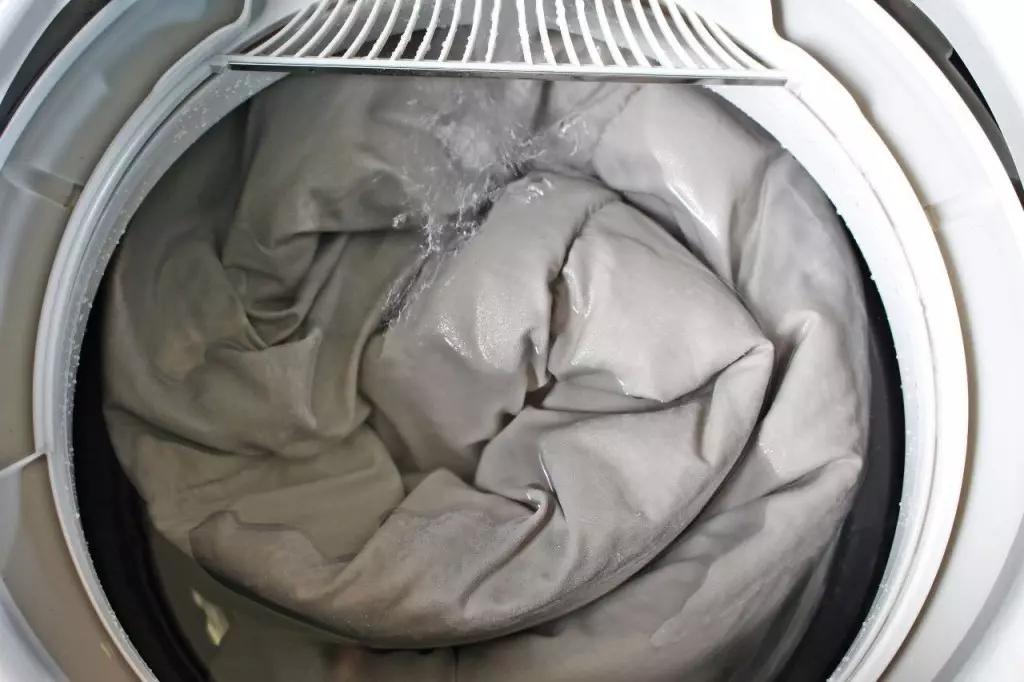 Synthenuclear վերմակներ. Singrytegone առանձնահատկություններ: Հնարավոր է լվացքի մեքենայում վերմակը լվանալ: Ինչ ռեժիմն ու ջերմաստիճանը ձեզ հարկավոր է: 21530_25