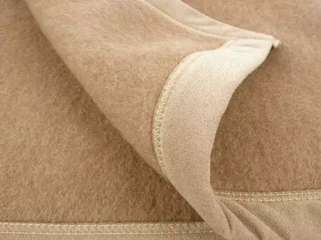 Decken von Kamelwolle (57 Fotos): Plus und Nachteile Decken von einem Flusenkamel. Was ist besser, Weiner oder Kamel? Mongolei und andere Hersteller. Rezensionen 21531_3