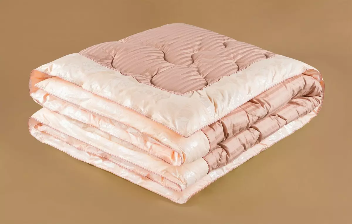 Bir battaniye daha iyidir: deve veya koyun? Sağlık için daha sıcak ve daha rahat olan nedir? Hangi doldurucuyu seçecek? 21535_10