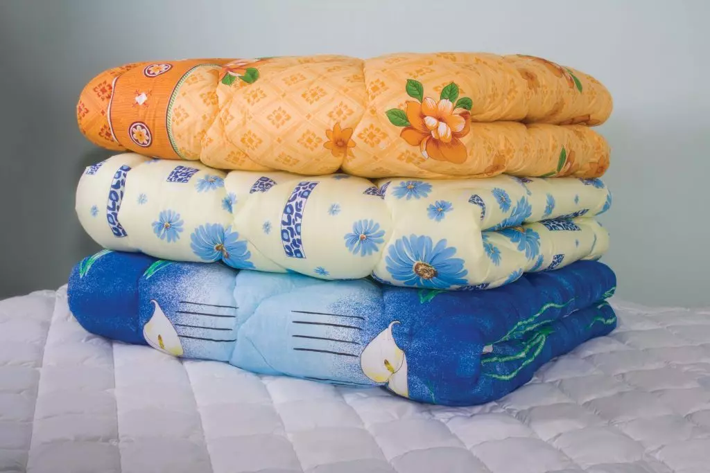Πώς να πλύνετε την κουβέρτα του βαμβακιού σας; Πλύσιμο κουβέρτες στο σπίτι σε ένα πλυντήριο και χειροκίνητα 21550_3