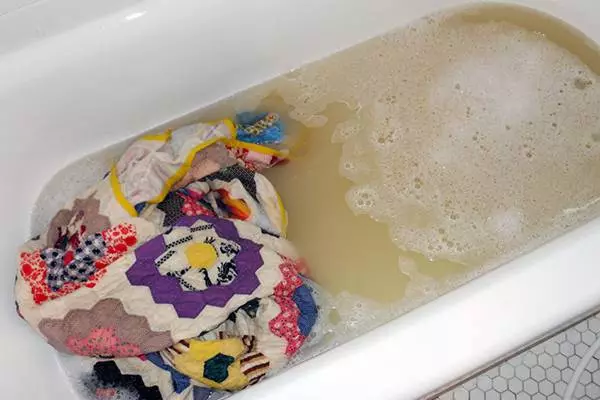 איך לשטוף את שמיכה כותנה שלך? לשטוף שמיכות בבית במכונת כביסה באופן ידני 21550_6