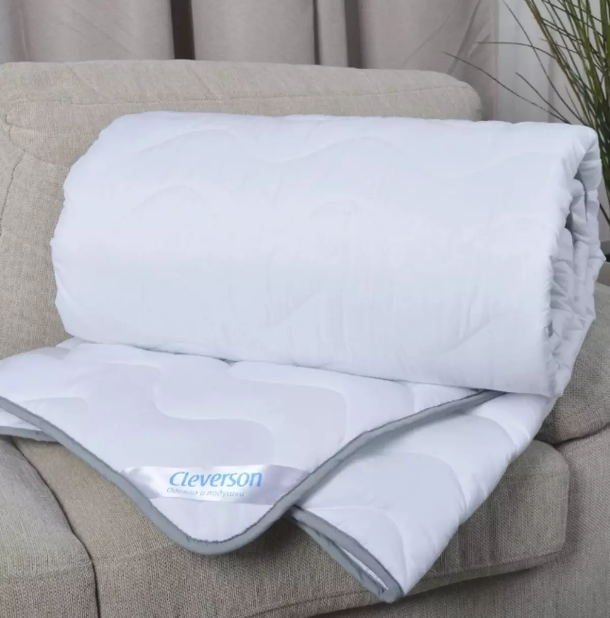 Hollofiber antklodės: pliusai ir minusai užpildu. Kas yra geriau Singryburg? Kas tai yra ir kaip plauti skalbimo mašinoje? Apžvalgos 21557_20