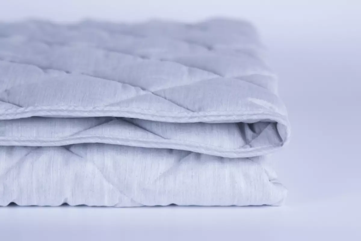 Hollofiber takarók: pluszok és hátrányok a töltőanyagból. Mi a jobb szingaburg? Mi az, és hogyan kell mosni egy mosógépben? Vélemény 21557_26