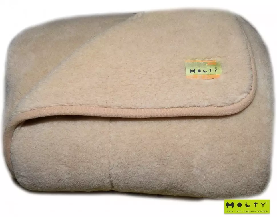 Schapenwol dekens: voor- en nadelen. Kan ik ze in een wasmachine wassen? Bont en gewatteerde dekens van Wit-Russische en andere productie, beoordelingen 21560_10