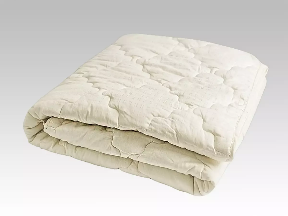 Schapenwol dekens: voor- en nadelen. Kan ik ze in een wasmachine wassen? Bont en gewatteerde dekens van Wit-Russische en andere productie, beoordelingen 21560_12