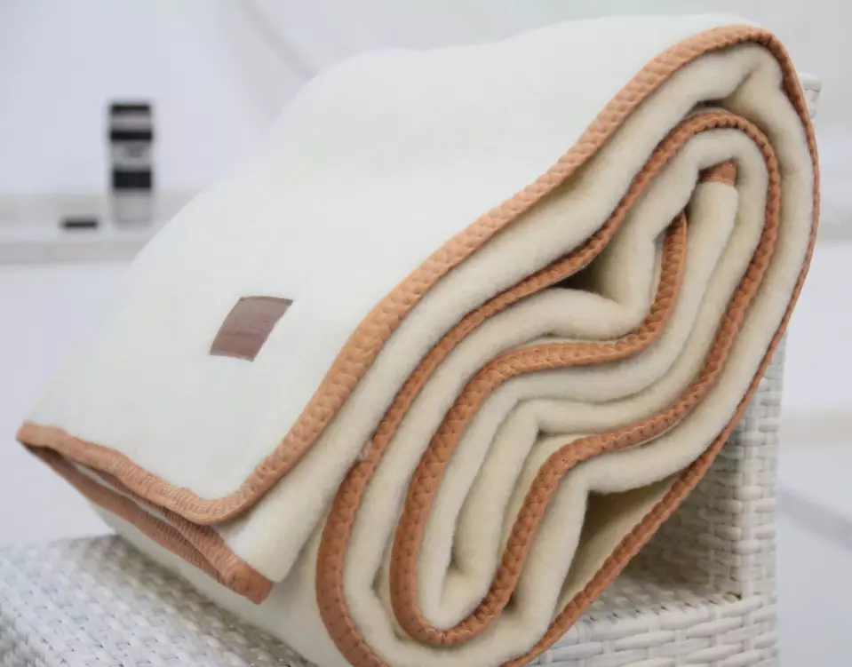 Schapenwol dekens: voor- en nadelen. Kan ik ze in een wasmachine wassen? Bont en gewatteerde dekens van Wit-Russische en andere productie, beoordelingen 21560_15