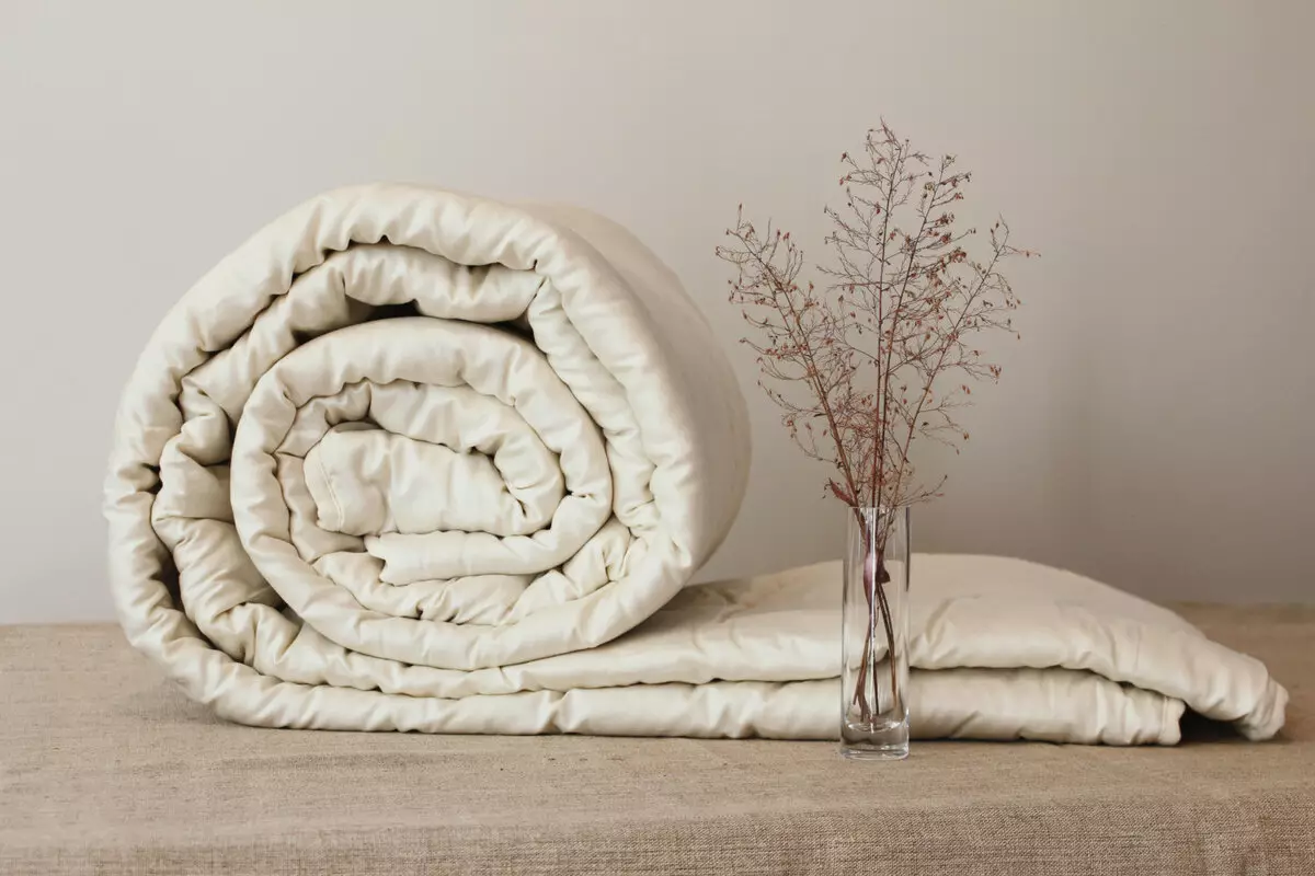 Schapenwol dekens: voor- en nadelen. Kan ik ze in een wasmachine wassen? Bont en gewatteerde dekens van Wit-Russische en andere productie, beoordelingen 21560_34