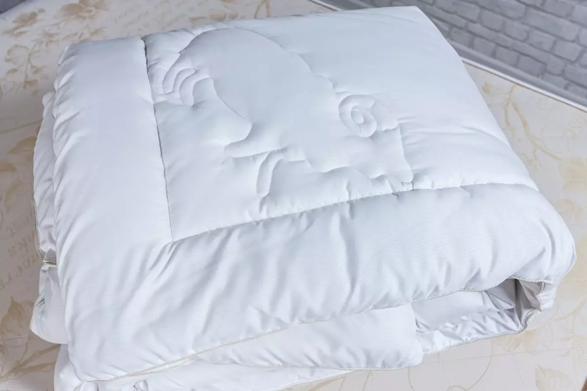 Schapenwol dekens: voor- en nadelen. Kan ik ze in een wasmachine wassen? Bont en gewatteerde dekens van Wit-Russische en andere productie, beoordelingen 21560_5