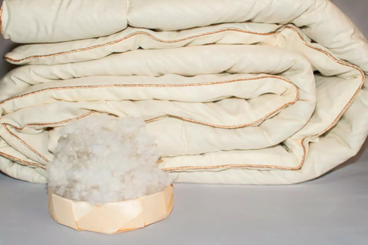 Schapenwol dekens: voor- en nadelen. Kan ik ze in een wasmachine wassen? Bont en gewatteerde dekens van Wit-Russische en andere productie, beoordelingen 21560_7