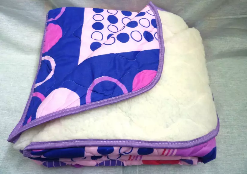Schapenwol dekens: voor- en nadelen. Kan ik ze in een wasmachine wassen? Bont en gewatteerde dekens van Wit-Russische en andere productie, beoordelingen 21560_9
