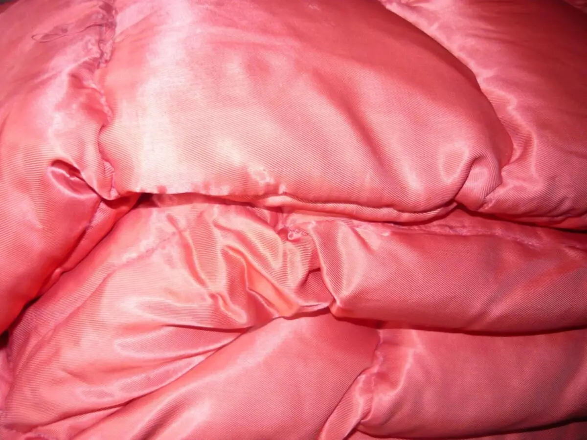 Selimut Wadded: Model Berat Merah. Apa yang lebih panas adalah selimut baru atau lama? Satin tebal dan selimut selimut, kebaikan dan keburukan, ulasan 21565_18