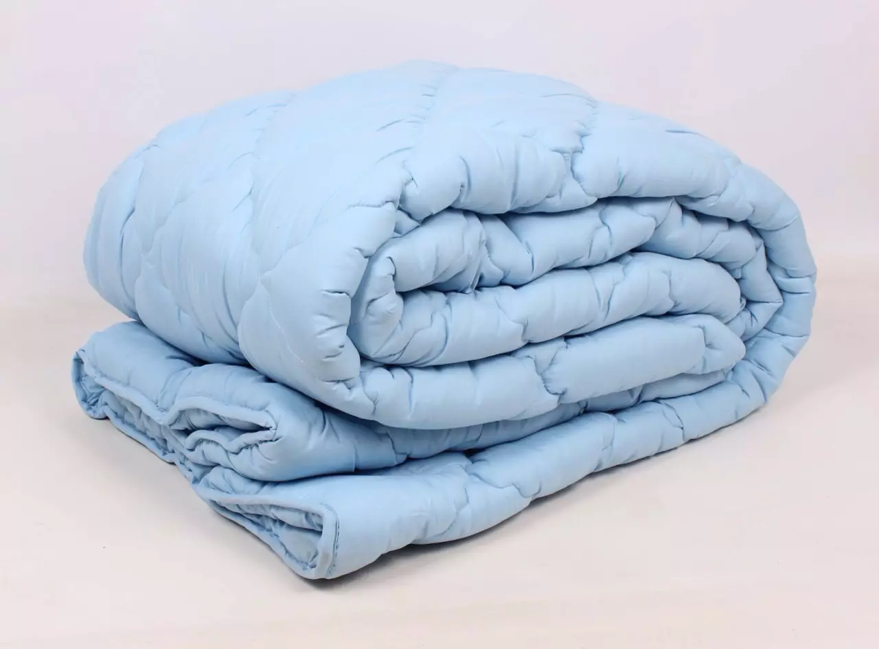 Selimut Wadded: Model Berat Merah. Apa yang lebih panas adalah selimut baru atau lama? Satin tebal dan selimut selimut, kebaikan dan keburukan, ulasan 21565_2