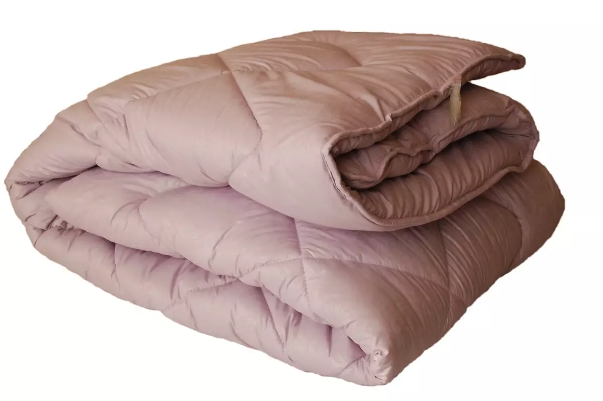Selimut Wadded: Model Berat Merah. Apa yang lebih panas adalah selimut baru atau lama? Satin tebal dan selimut selimut, kebaikan dan keburukan, ulasan 21565_6