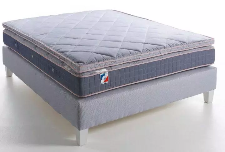 Sinasaklaw ng latex mattress: Mga modelo na gawa sa natural at artipisyal na latex makapal 3 at 6 cm, kutson na sumasaklaw sa 160x200, 180x200 at 140x200, mga review 21576_23