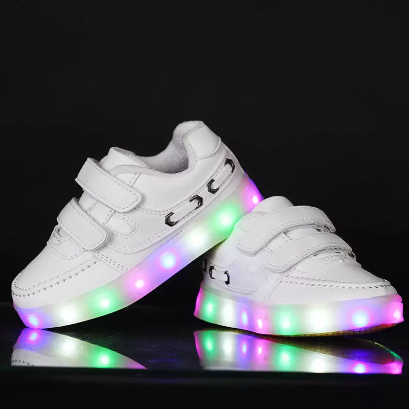 Gloeiende sneakers voor kinderen (51 foto's): met een lichtgevende zool, met achtergrondverlichting en knipperen met lichten wanneer loopmodellen 2157_12