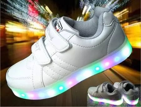 Gloeiende sneakers voor kinderen (51 foto's): met een lichtgevende zool, met achtergrondverlichting en knipperen met lichten wanneer loopmodellen 2157_15
