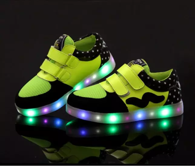 Gloeiende sneakers voor kinderen (51 foto's): met een lichtgevende zool, met achtergrondverlichting en knipperen met lichten wanneer loopmodellen 2157_19