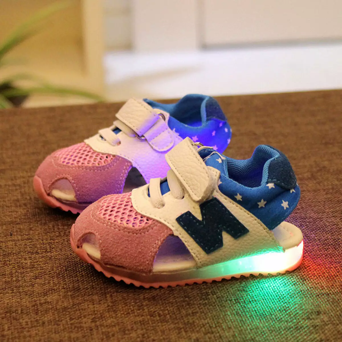 Gloeiende sneakers voor kinderen (51 foto's): met een lichtgevende zool, met achtergrondverlichting en knipperen met lichten wanneer loopmodellen 2157_2
