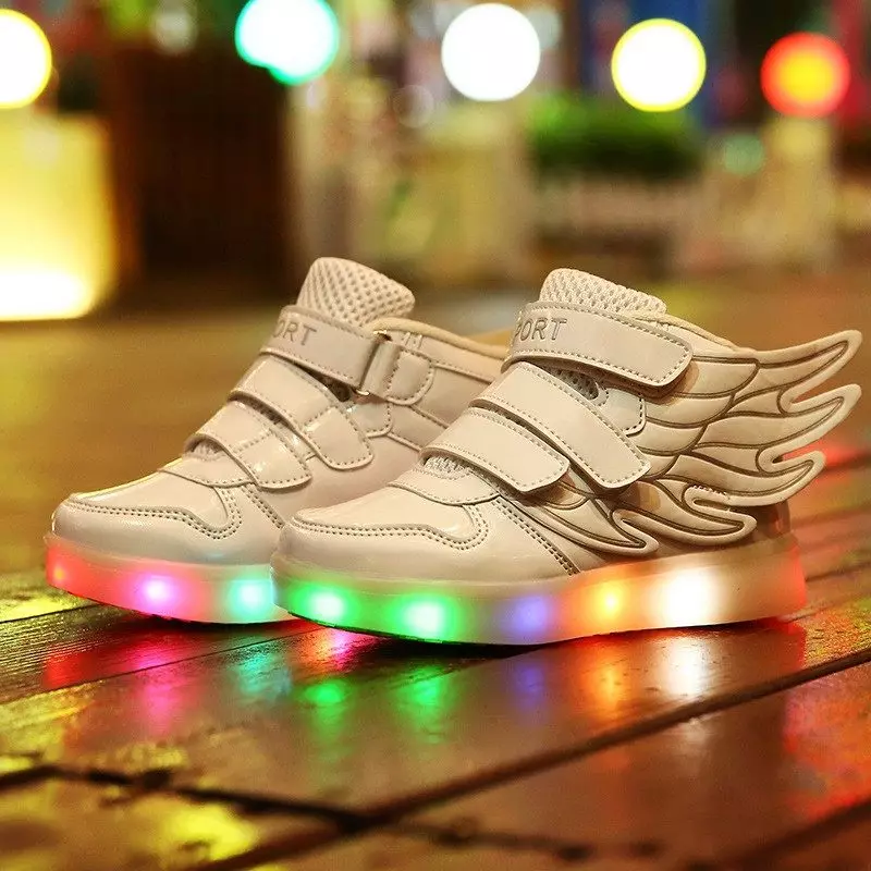 Gloeiende sneakers voor kinderen (51 foto's): met een lichtgevende zool, met achtergrondverlichting en knipperen met lichten wanneer loopmodellen 2157_20