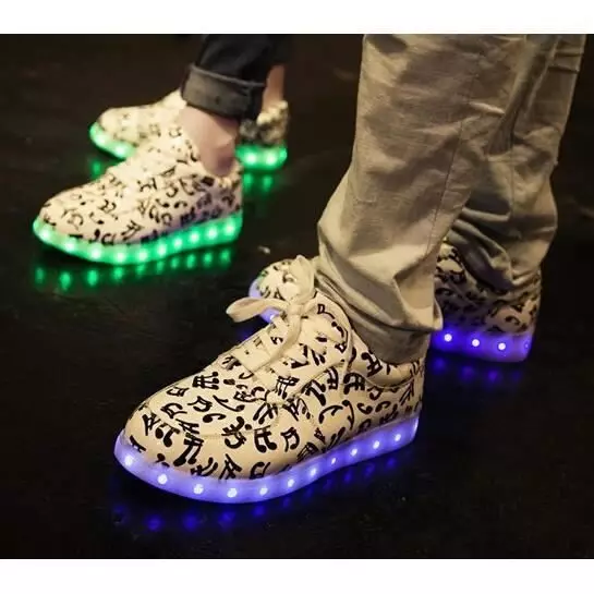 Gloeiende sneakers voor kinderen (51 foto's): met een lichtgevende zool, met achtergrondverlichting en knipperen met lichten wanneer loopmodellen 2157_24