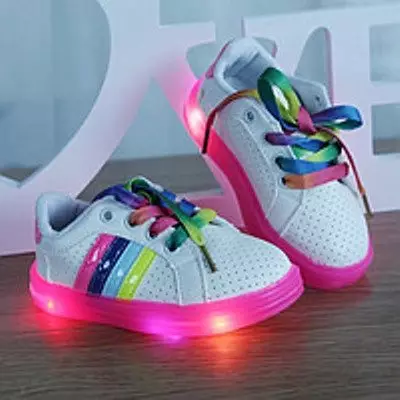 Gloeiende sneakers voor kinderen (51 foto's): met een lichtgevende zool, met achtergrondverlichting en knipperen met lichten wanneer loopmodellen 2157_25