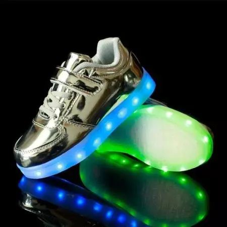 Gloeiende sneakers voor kinderen (51 foto's): met een lichtgevende zool, met achtergrondverlichting en knipperen met lichten wanneer loopmodellen 2157_28