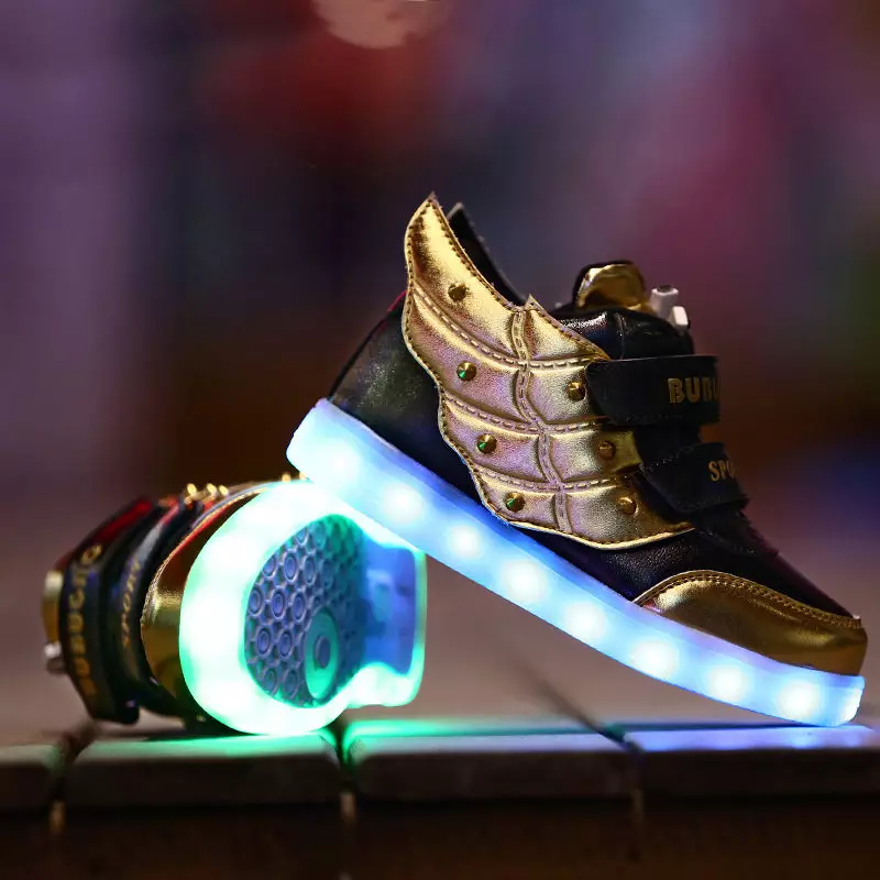 Gloeiende sneakers voor kinderen (51 foto's): met een lichtgevende zool, met achtergrondverlichting en knipperen met lichten wanneer loopmodellen 2157_29