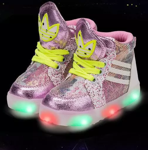 Gloeiende sneakers voor kinderen (51 foto's): met een lichtgevende zool, met achtergrondverlichting en knipperen met lichten wanneer loopmodellen 2157_31