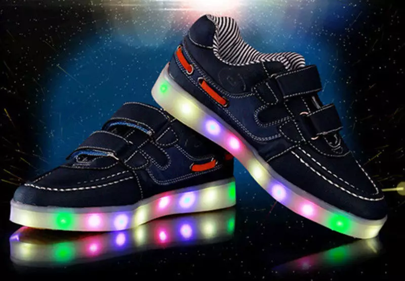 Gloeiende sneakers voor kinderen (51 foto's): met een lichtgevende zool, met achtergrondverlichting en knipperen met lichten wanneer loopmodellen 2157_33