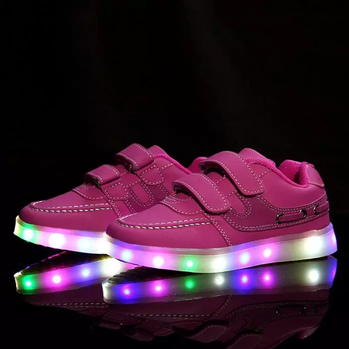 Gloeiende sneakers voor kinderen (51 foto's): met een lichtgevende zool, met achtergrondverlichting en knipperen met lichten wanneer loopmodellen 2157_34