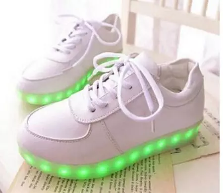 Gloeiende sneakers voor kinderen (51 foto's): met een lichtgevende zool, met achtergrondverlichting en knipperen met lichten wanneer loopmodellen 2157_35
