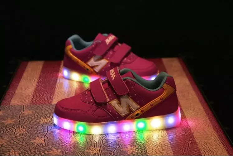 Gloeiende sneakers voor kinderen (51 foto's): met een lichtgevende zool, met achtergrondverlichting en knipperen met lichten wanneer loopmodellen 2157_37