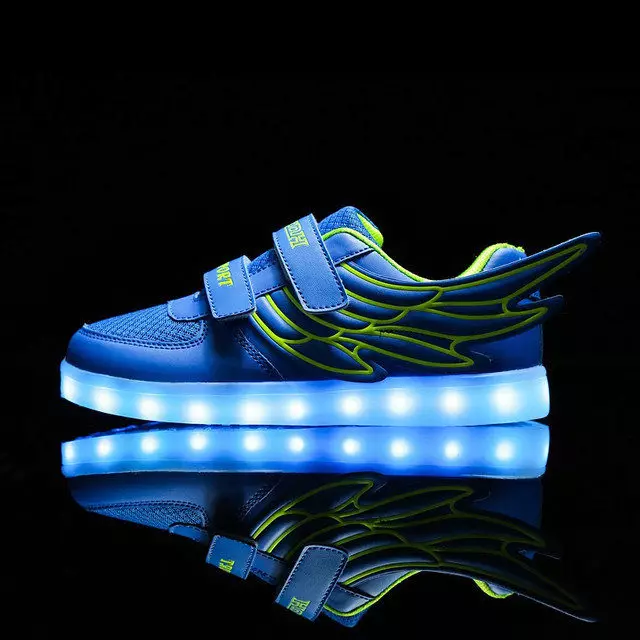 Gloeiende sneakers voor kinderen (51 foto's): met een lichtgevende zool, met achtergrondverlichting en knipperen met lichten wanneer loopmodellen 2157_38