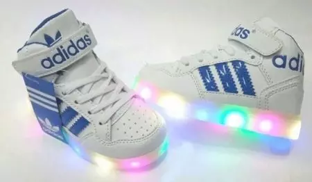 Gloeiende sneakers voor kinderen (51 foto's): met een lichtgevende zool, met achtergrondverlichting en knipperen met lichten wanneer loopmodellen 2157_47