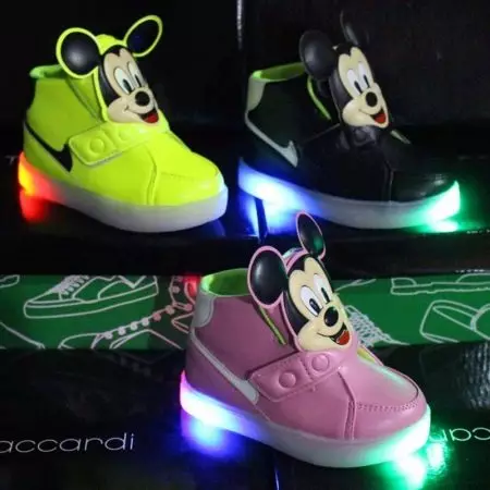 Gloeiende sneakers voor kinderen (51 foto's): met een lichtgevende zool, met achtergrondverlichting en knipperen met lichten wanneer loopmodellen 2157_48