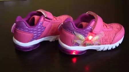 Gloeiende sneakers voor kinderen (51 foto's): met een lichtgevende zool, met achtergrondverlichting en knipperen met lichten wanneer loopmodellen 2157_49