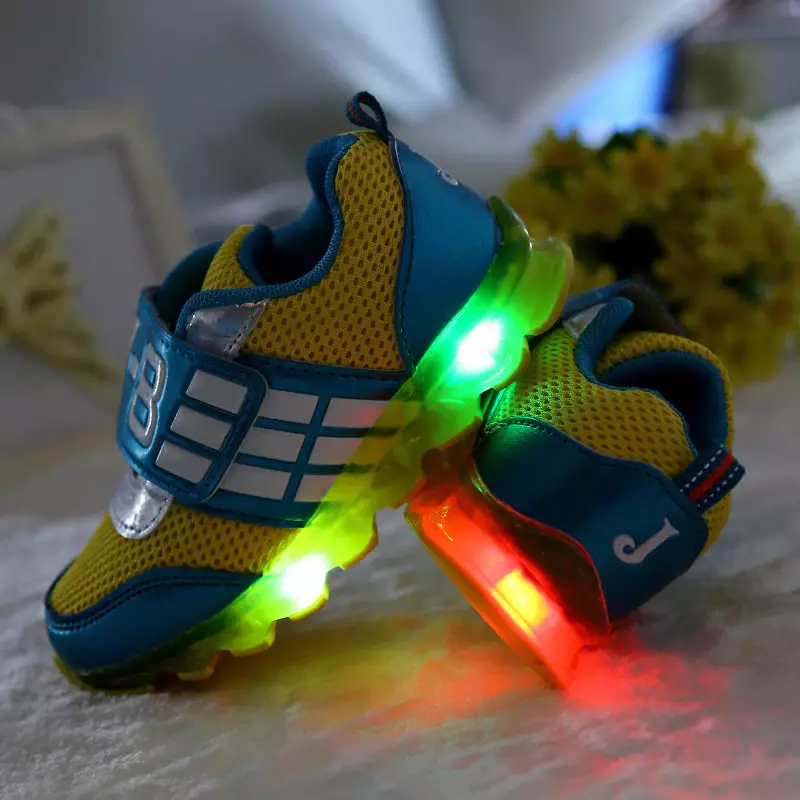 Gloeiende sneakers voor kinderen (51 foto's): met een lichtgevende zool, met achtergrondverlichting en knipperen met lichten wanneer loopmodellen 2157_5